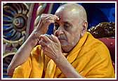 Swamishri applies the tilak-chandlo during his morning puja   