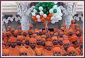 Swamishri releases balloons representing the colors of the Indian flag