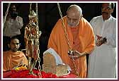 Swamishri does pujan of Shri Nilkanth Varni
