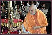  Swamishri does pujan of Shri Nilkanth Varni 