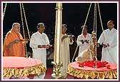 Swamishri and devotees perform arti