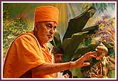 Swamishri performs the murti prathista of Shri Nilkanth Varni