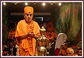 Swamishri performs the mantra pushpaanjali 