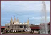 The fountain and pond on the Mandir premises