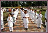 Balaks line up in form waiting for Swamishri to arrive