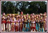 Balaks hold flowers to welcome Swamishri