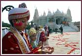 Balaks hold flowers to welcome Swamishri