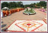 Saints and balaks dressed in traditional Indian wear await Swamishri's arrival