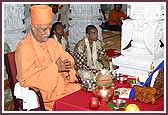 Pujya Doctor Swami performs the rituals for the mahapuja vidhi