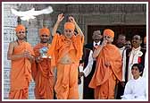 Swamishri releases white doves to symbolize the spread of peace in the world  