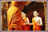 Swamishri performs the murti prathistha ceremony of Shri Akshar Purushottam Maharaj
