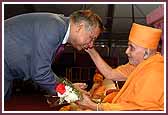 The Consul General of India, Mr. Arun Kumar, greets Swamishri