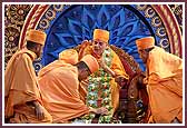 Midwest region saints offer Swamishri a garland 