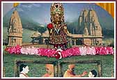  Shri Harikrishna Maharaj       