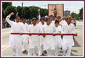  Kishores pull Shri Harikrishna Maharaj's float