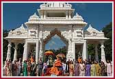 Dignitaries gathered at the inauguration of the Gate at Chicago Mandir 