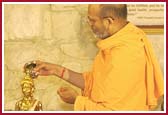 Pujya Yagnavallabh Swami performs the abhishek of Shri Nilkanth Varni 