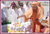 Pujya Kothari Swami performs pujan of pillar 