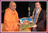 Pujya Kothari Swami presents a memento to Mr. Kenney