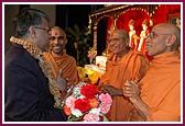 Consul General of India Shri Satish Mehta being welcomed by Pujya Gnanpriya Swami 