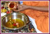 Pujya Kothari Swami performs mahapuja rituals