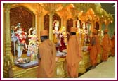 Saints engaged in the pratishtha rituals 