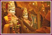 Pujya Kothari Swami engaged in the pratishtha rituals 