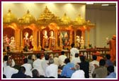 Pujya Kothari Swami performs the pratishtha aarti