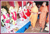 Swamishri performs murti-pratishtha rituals of murtis for BAPS Shri Swaminarayan Mandir, Nashville in Amdavad, March 2006   