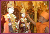 Pujya Kothari Swami engaged in the pratishtha rituals
