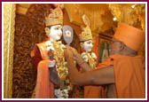 Pujya Kothari Swami engaged in the pratishtha rituals 