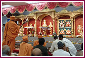  Pujya Kothari Swami performs aarti 