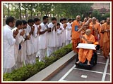 Kishores first darshan of Swamishri at Delhi Akshardham