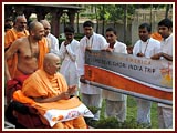 Kishores first darshan of Swamishri at Delhi Akshardham