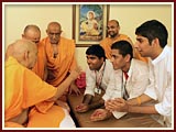 Kishores meet Swamishri in their personal mulakaat session