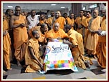 Kishores receive their final blessings from Swamishri as they depart