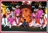 Over 1400 Indians packed the Alabama Theatre to enjoy cultural programs and speeches by saints. The Mayor Bernard Kincaid honored Swamishri with the 