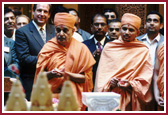 Under the foyer skylight, Swamishri offered prayers by a model of the coming spired mandir