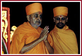 After a brief tour of the foyer and Haveli assembly hall, Swamishri went to the massive adjacent tent where devotees were waiting 