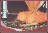 Swamishri prostrating before the murtis