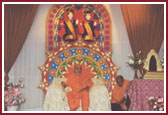 Swamishri and the Sadhus on stage for the welcoming assembly