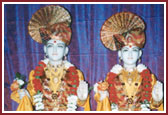 Lord Akshar Purushottam Maharaj blesses devotees in Edison Mandir