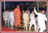 Swamishri joins balaks in the march during his walk