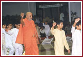 Swamishri joyfully marches with balaks