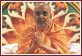 Swamishri blesses the general assembly