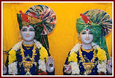 Lord Swaminarayan[left] and Gunatitanand Swami 