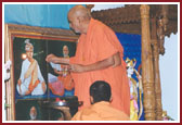 Swamishri performing poojan of Guruparampara