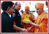 Harikrishna Maharaj and Swamishri being received and welcomed by US officials.