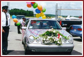 Swamishri departs from the airport.