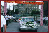 Swamishri enters the Mandir through a decorated gate.